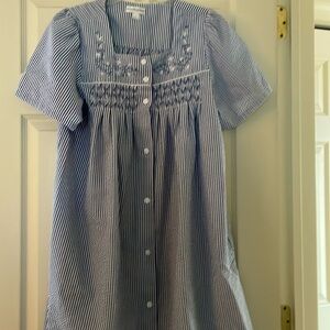Miss Elaine searsucker duster like new blue stripe size L